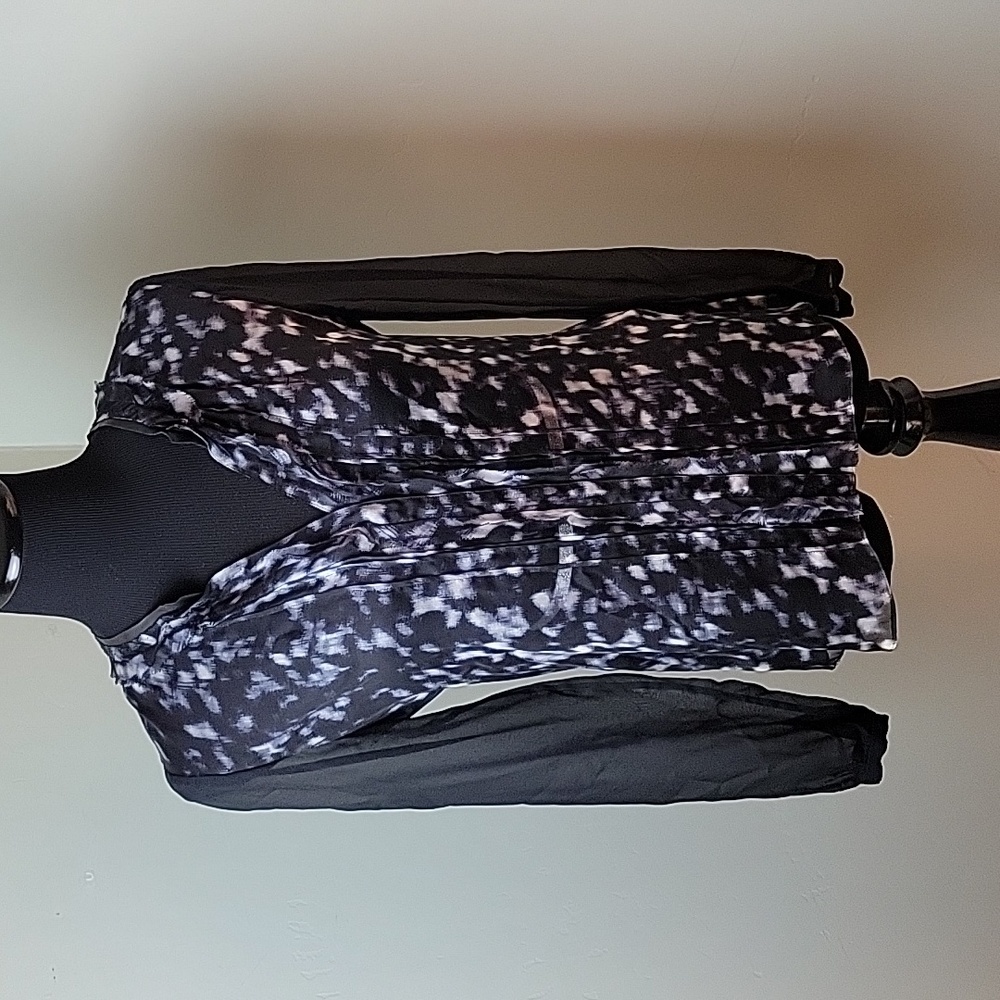 🎁 Elie Tahari sheer leopard silk blouse